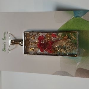 Jewelry pendant necklace resin with pressed dried flowers